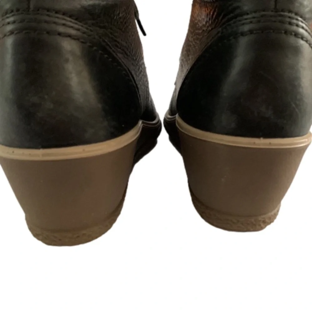 Ecco Camilla Wedge Lace Up Boots, Size US 7/7.5, Black Leather Brown Wedge